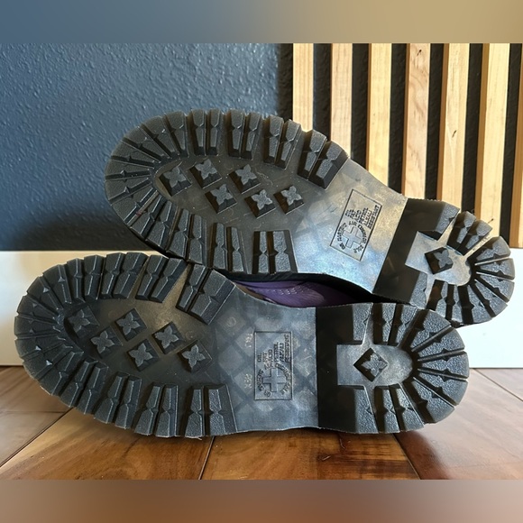 Lavender Dr. Martens, womens sz 9. NWOT, never worn. - Picture 8 of 12